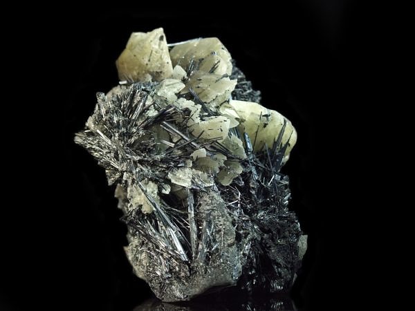 Antimonit, kalcit - Kazachstán, Kadamžaj